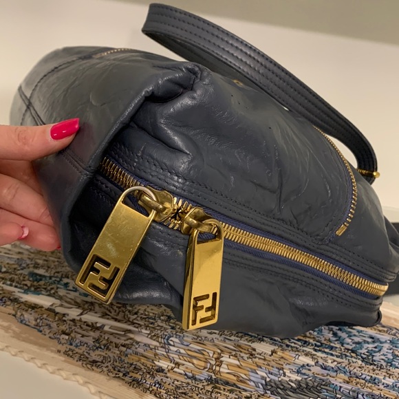 ♥️ Large Leather Fendi Shoulder Bag♥️ - Picture 9 of 17